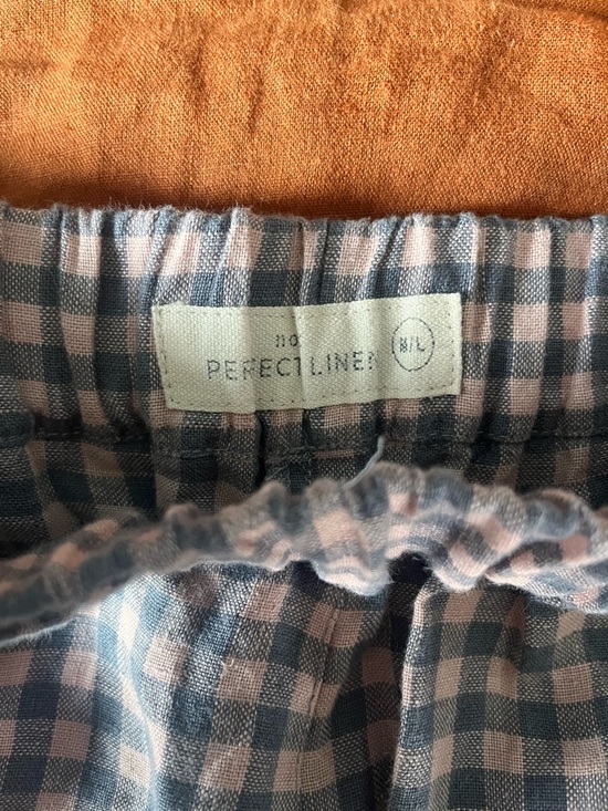 High-waisted Linen Shorts - Picture 2 of 4